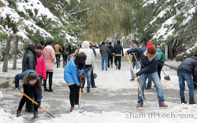 銷售團隊馬路除雪留念